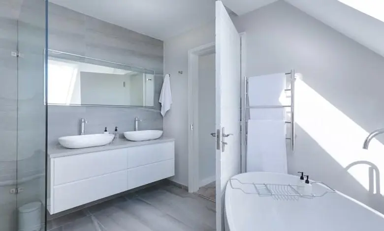  Difference Between Bathroom and Restroom 